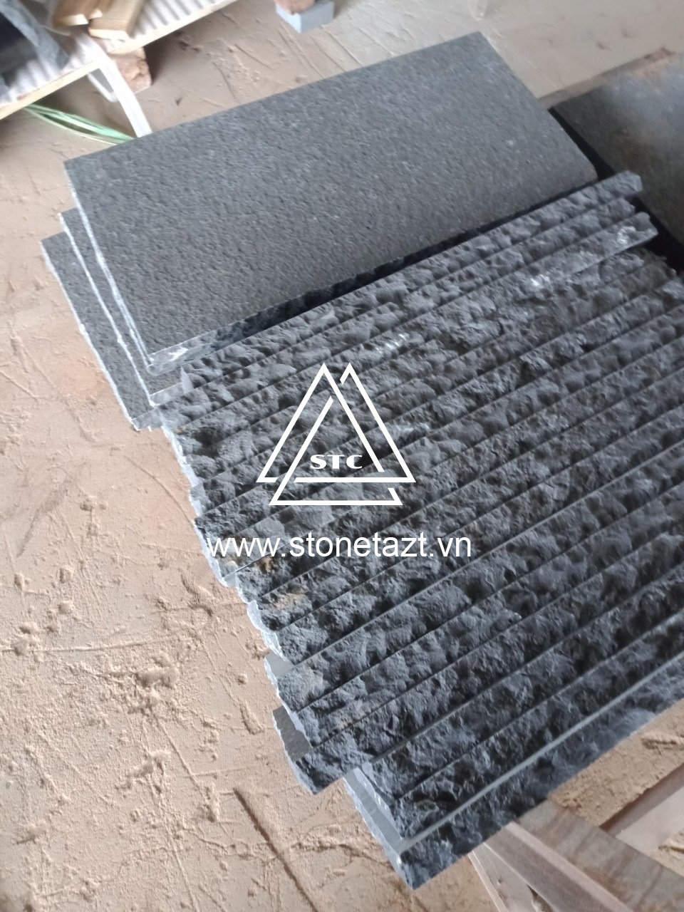 Black basalt flamed surface and handpicked sides Black basalt flamed surface and handpicked sides