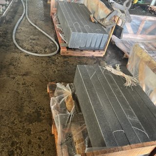 Treads - Flamed - Black basalt 6 sides flamed